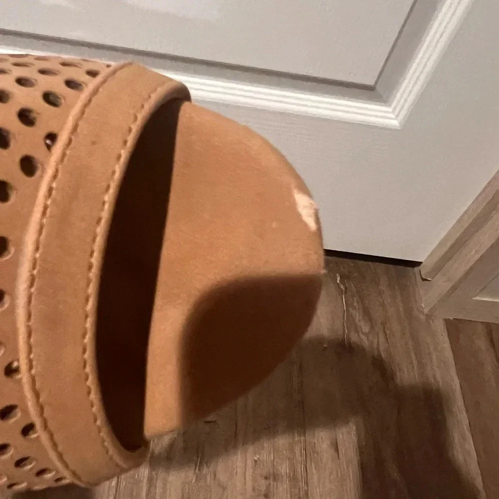 J. Adam’s size 8.5 Tan wedges. EUC
